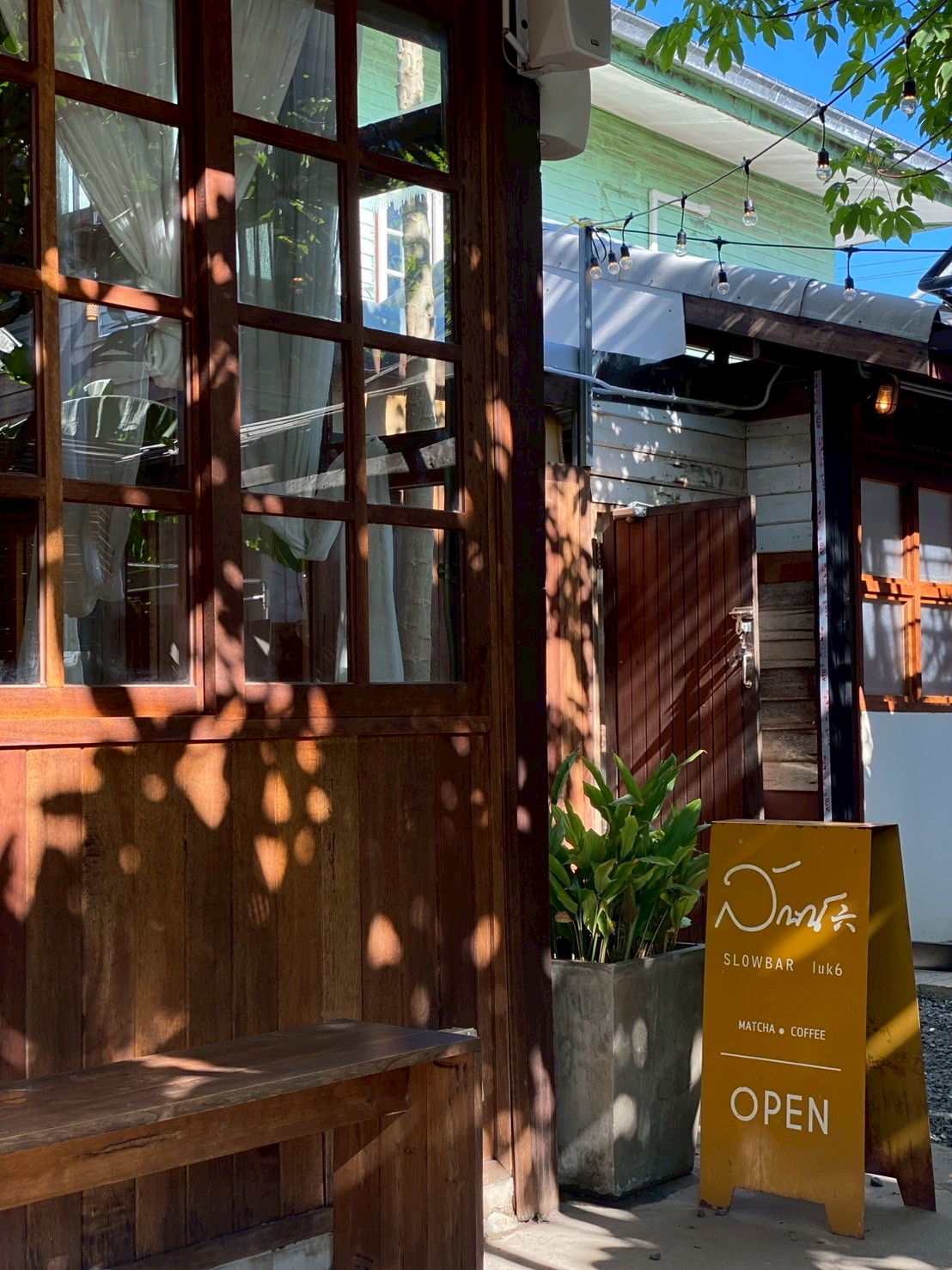 มัทฉะลาเต้เย็นสูตรเข้มข้น เครื่องดื่ม Signature ของคาเฟ่อุบล ลักษณ์มัทฉะ