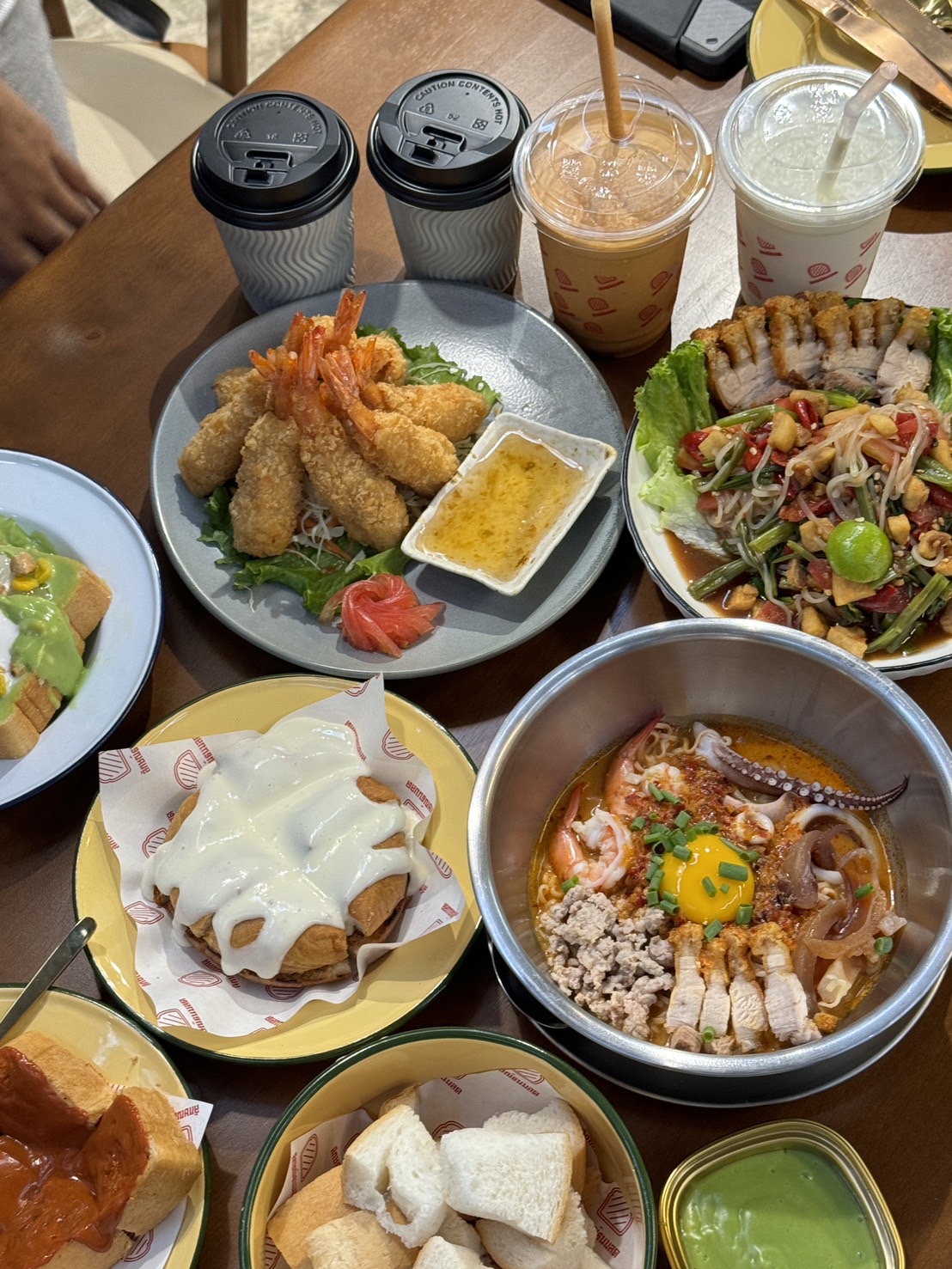 บรรยากาศภายในร้าน Lukmatcha ลักษณ์มัทฉะ คาเฟ่อุบล สไตล์มินิมอล น่านั่งทำงาน